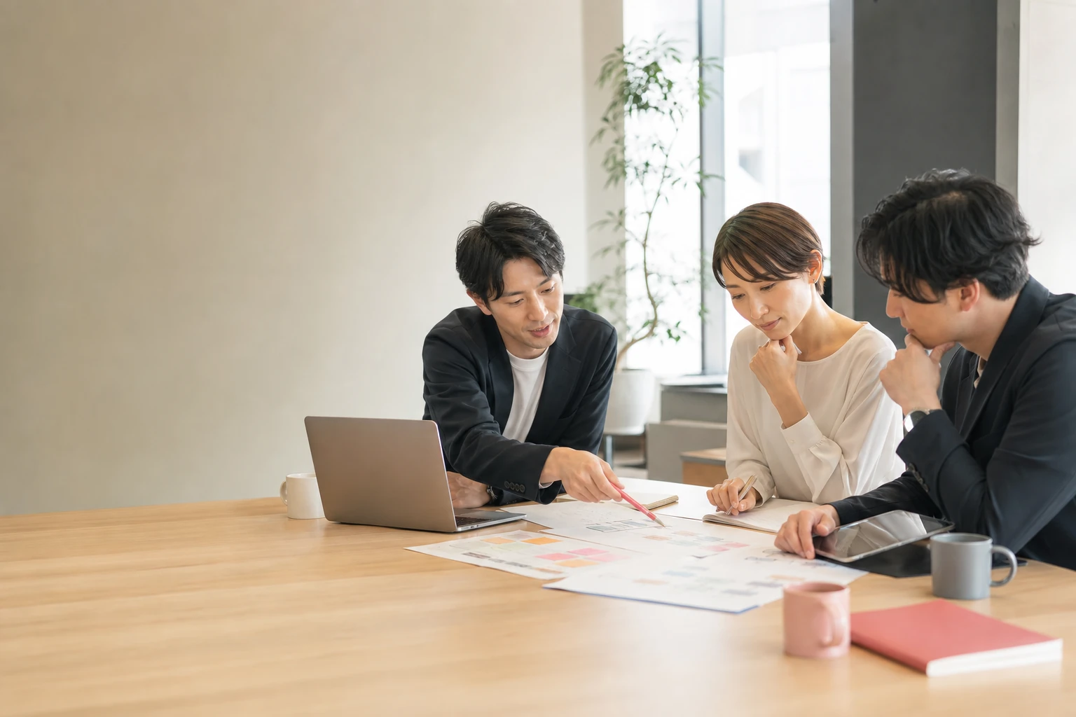 業務改善の設計を相談するチームのイメージ